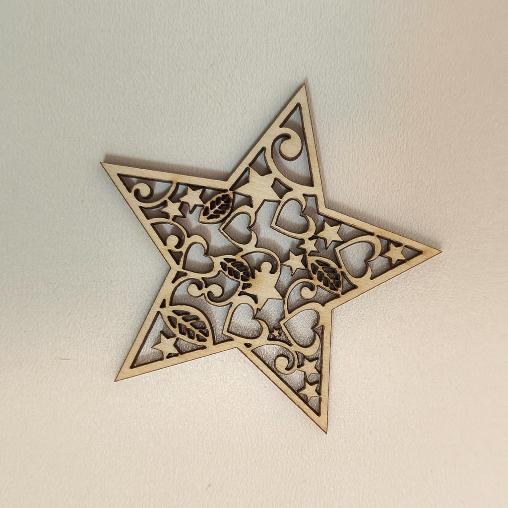 BS06 Bombka Drewniana Gwiazda Pełna Serc